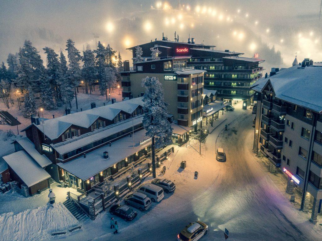 Rukankylän talvimaisema, maisema iltahämärässä valaistusta Rukankylästä on rauhallinen ja kaunis