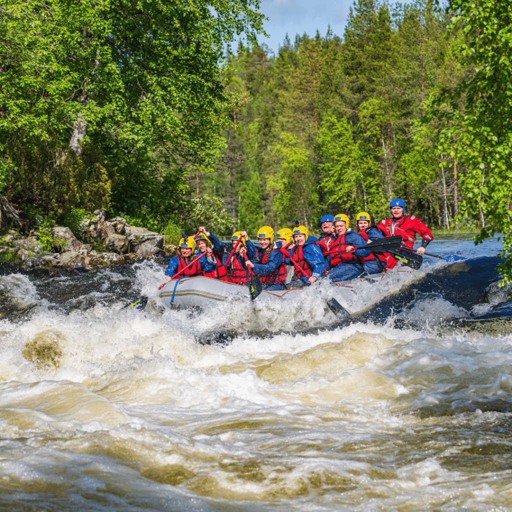 Kumilautta laskee vauhdikasta koskea Kitkajoen Villillä reitillä Oulangan kansallispuistossa Kuusamossa.