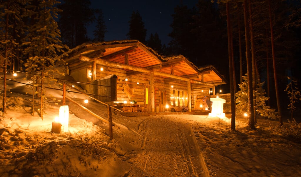 Pohjanseidan Metsäkylpylä iltavalaistuksessa talvella